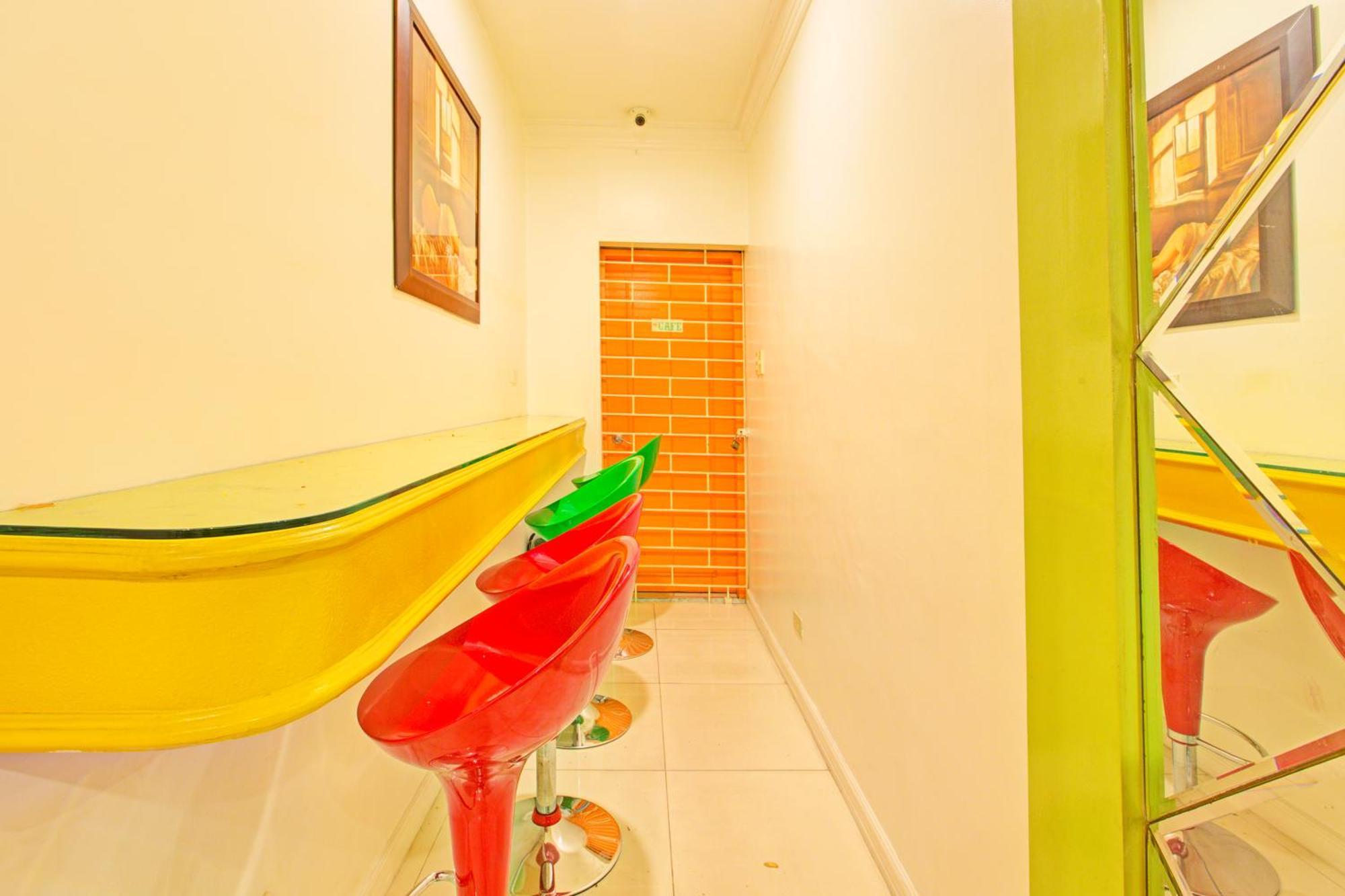 Townhouse Oak Vip Suites, Near Pnr Pasay Evangelista, Makati Manila Makati City Екстериор снимка