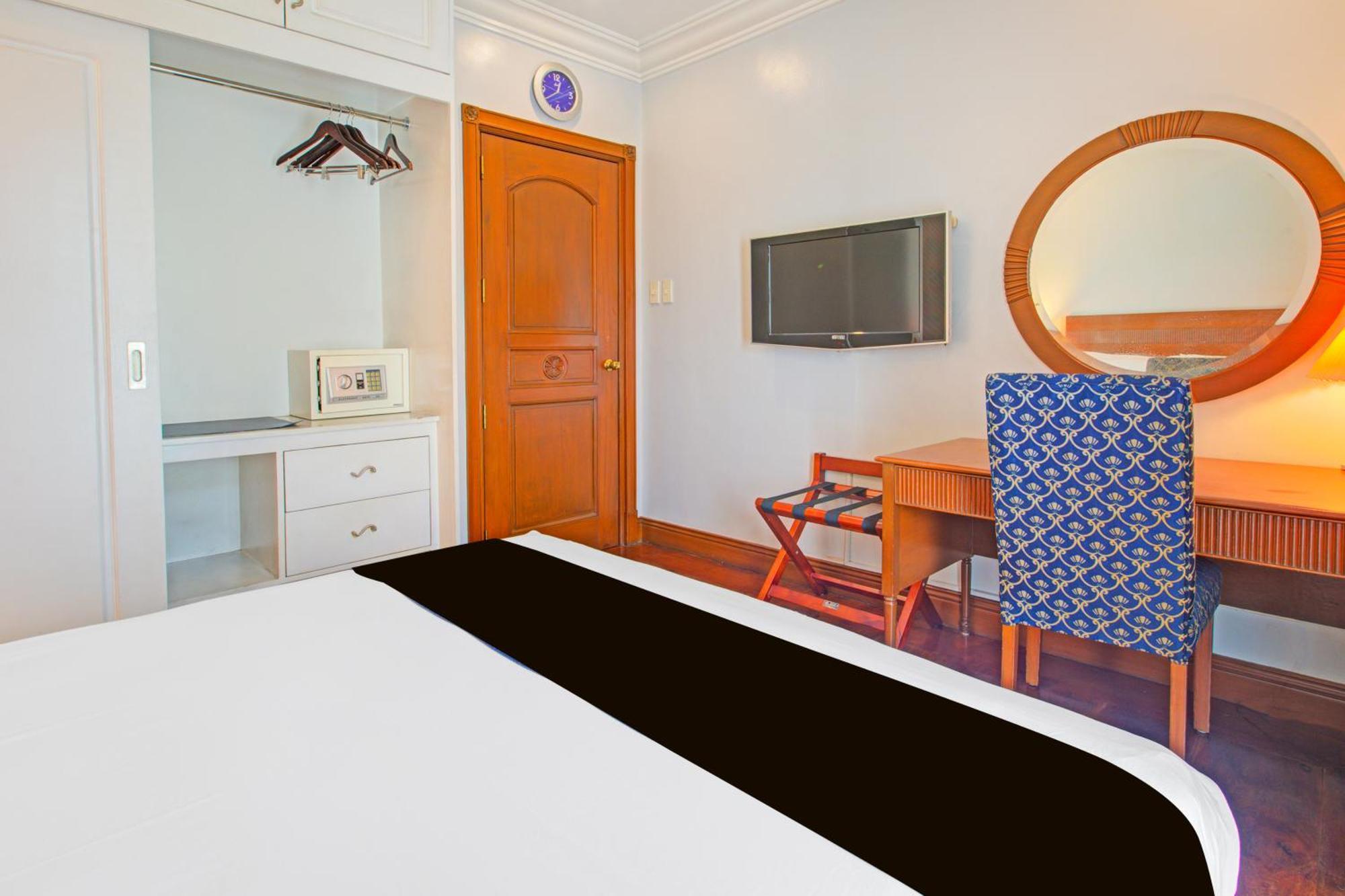 Townhouse Oak Vip Suites, Near Pnr Pasay Evangelista, Makati Manila Makati City Екстериор снимка
